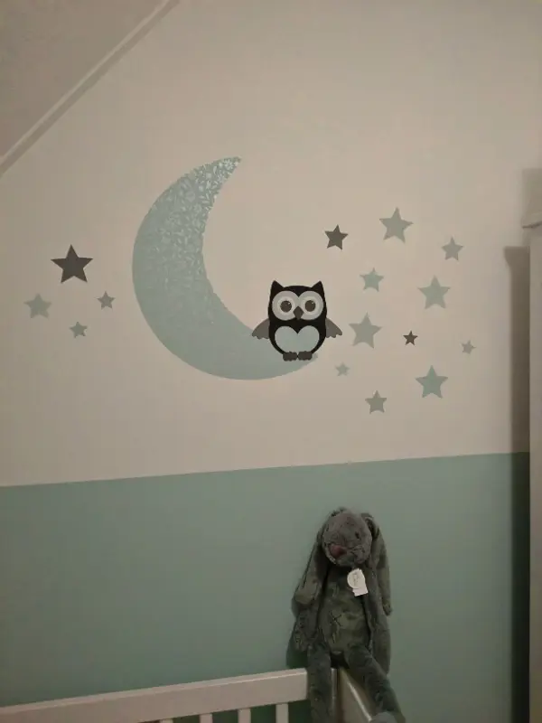 Mintgroene babykamer met een mintgroene uil op maan behangsticker